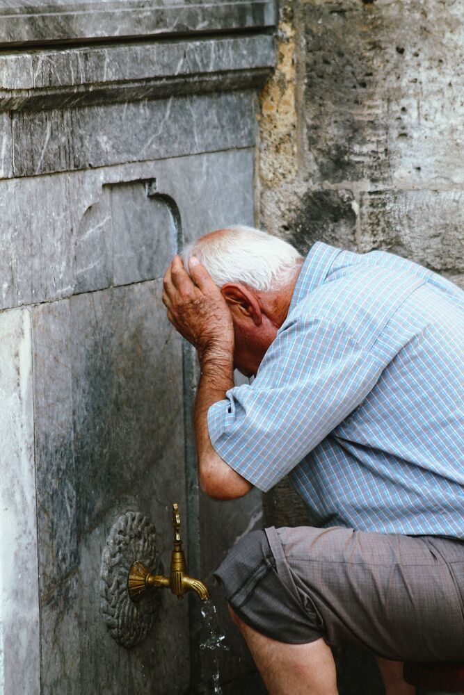 it Anziano che si disseta